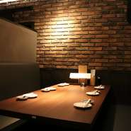 木のテーブルと温かみのある照明が、落ち着いた雰囲気を演出します。