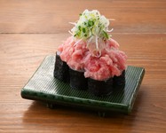 ＜絶品！＞とろける美味しさ。かっぱ巻の上にたっぷりネギトロ！ぜひ食べてほしい一品です。