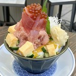 山盛り刺身の下にとろろが隠れています。まぐろとろろの相性抜群です！