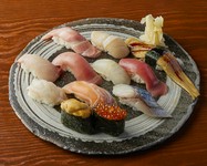 ＜イチオシ！＞大トロ・中トロ・赤身・真鯛・ホタテ・ぶり・特大煮穴子・生エビ・自家製〆鯖・サーモン・イクラ・ウニ