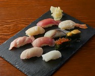 大トロ・中トロ・赤身・ブリ・ホタテ・イクラ・ウニ・生エビ・自家製〆鯖・エンガワ