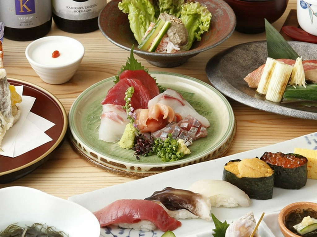 「刺身4点盛り」「寿司6貫」「寿司屋の本気のツナサンド」などを楽しめるコース。