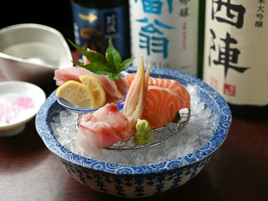 京都市場から毎日仕入れる新鮮な海の幸を贅沢に盛り込んだ『お造り三種盛り合わせ』