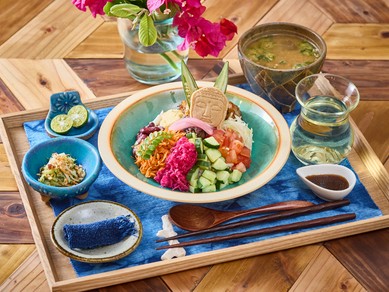 フォトジェニックで可愛い、島ベジ丼『発酵島ブッダボウル＆育菌味噌汁セット　島ハーブティー付き』