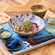 石垣島ではなかなかお目にかかれない、沖縄の郷土料理モズク丼。石垣島産モズクを使用。手づくりの醤油麹や玉ねぎ麹で甘醤油な味付けでご飯が進む一品です。ヴィーガンじゃない方はイリコ出汁に鰹節をかけてどうぞ。