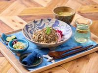 石垣島ではなかなかお目にかかれない、沖縄の郷土料理モズク丼。石垣島産モズクを使用。手づくりの醤油麹や玉ねぎ麹で甘醤油な味付けでご飯が進む一品です。ヴィーガンじゃない方はイリコ出汁に鰹節をかけてどうぞ。
