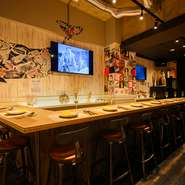 南イタリアの屋台で食べられている伝統の味わいから、メイン、デザートまで、本場の味わいを存分に堪能できます。イタリア映画と音楽が流れる賑やかな空間で、本場の料理とワインを味わう至福のひと時はいかが。