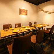 4名から最大10名位まで利用できる個室もあり、カウンター中心のテーブル席を貸切するパーティースタイルなども相談が可能です。3種のコースも用意されていて飲み放題を付けることもOK。
