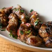 仔羊の内臓を細かく刻んでニンニクやパセリで味付けし、チーズと共にソーセジのように包んで焼き上げます。外はカリッと中はジューシー。プーリア地方の豊かな食文化を象徴する料理の一つを堪能できます。