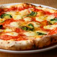 トマトソース、モッツァレッラ、バジル、パルミジャーノ