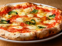 トマトソース、モッツァレッラ、バジル、パルミジャーノ