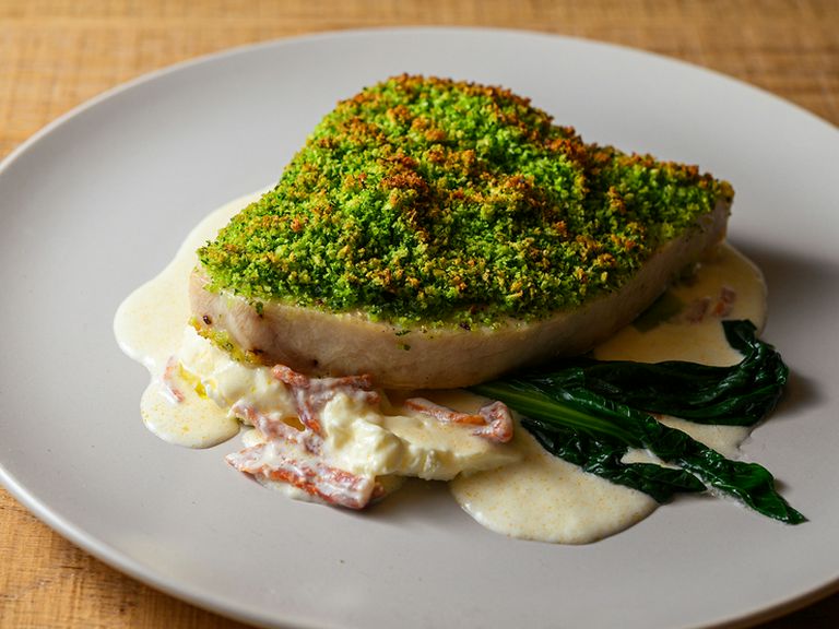 鮮やかな香草パン粉がアクセントに。『メカジキのパン粉焼き 羊飼い風』