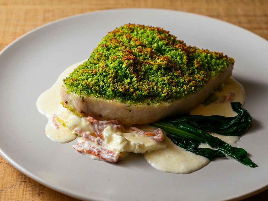 鮮やかな香草パン粉がアクセントに。『メカジキのパン粉焼き 羊飼い風』
