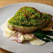 気仙沼直送の「メカジキ」を使った、鮮やかで目でも楽しめる一皿。パセリを使ったパン粉をたっぷりのせてオーブンで焼き上げます。厚みのあるメカジキとソース、そしてサクサクとした食感がたまらないおいしさ。