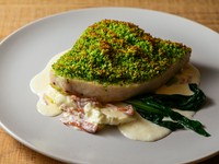 鮮やかな香草パン粉がアクセントに。『メカジキのパン粉焼き 羊飼い風』