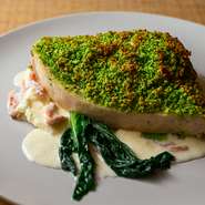 日本一の水揚げ量と言われる上質な「気仙沼のメカジキ」を贅沢に使い、食べ応えのある一皿で提供しています。また、ピッツアの生地にはイタリアの小麦粉数種をブレンドし、香ばしさと軽さを楽しめる一枚に。