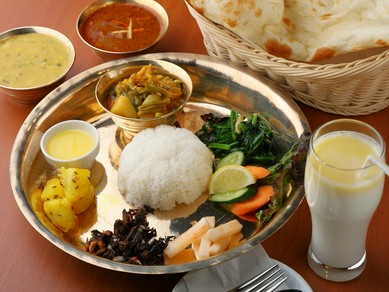 ネパールの多様な風味と栄養バランスの良さを一皿で楽しめる『ライノタカリカレーセット』