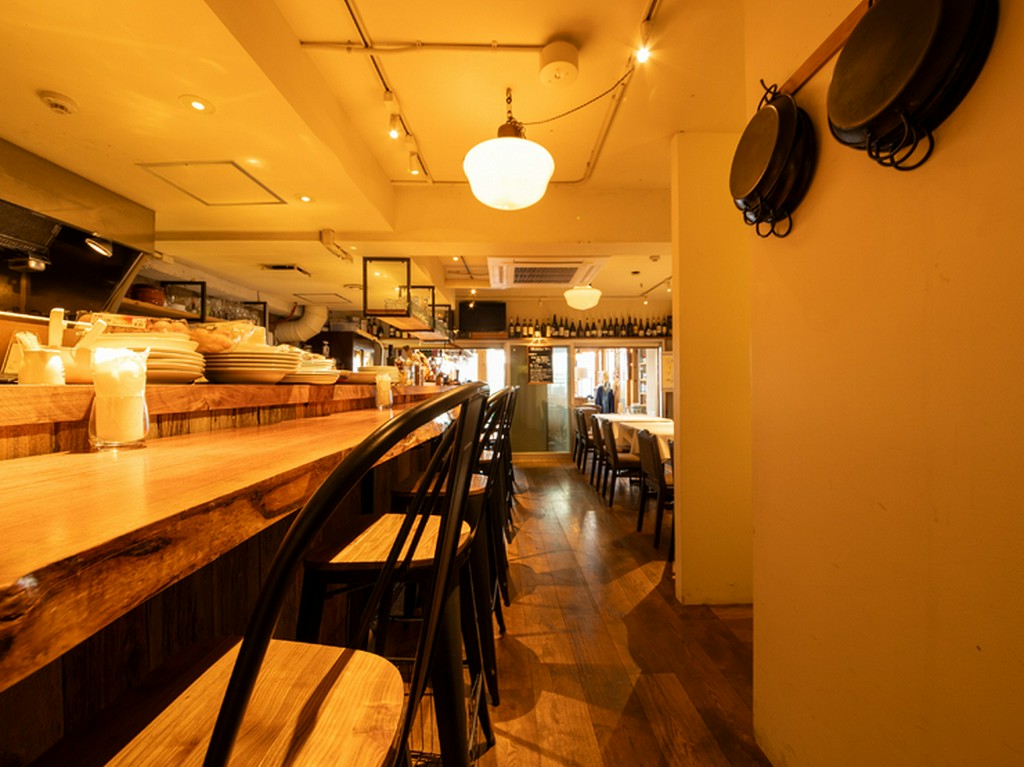 美食に笑顔の連鎖が広がる、大人の隠れ家