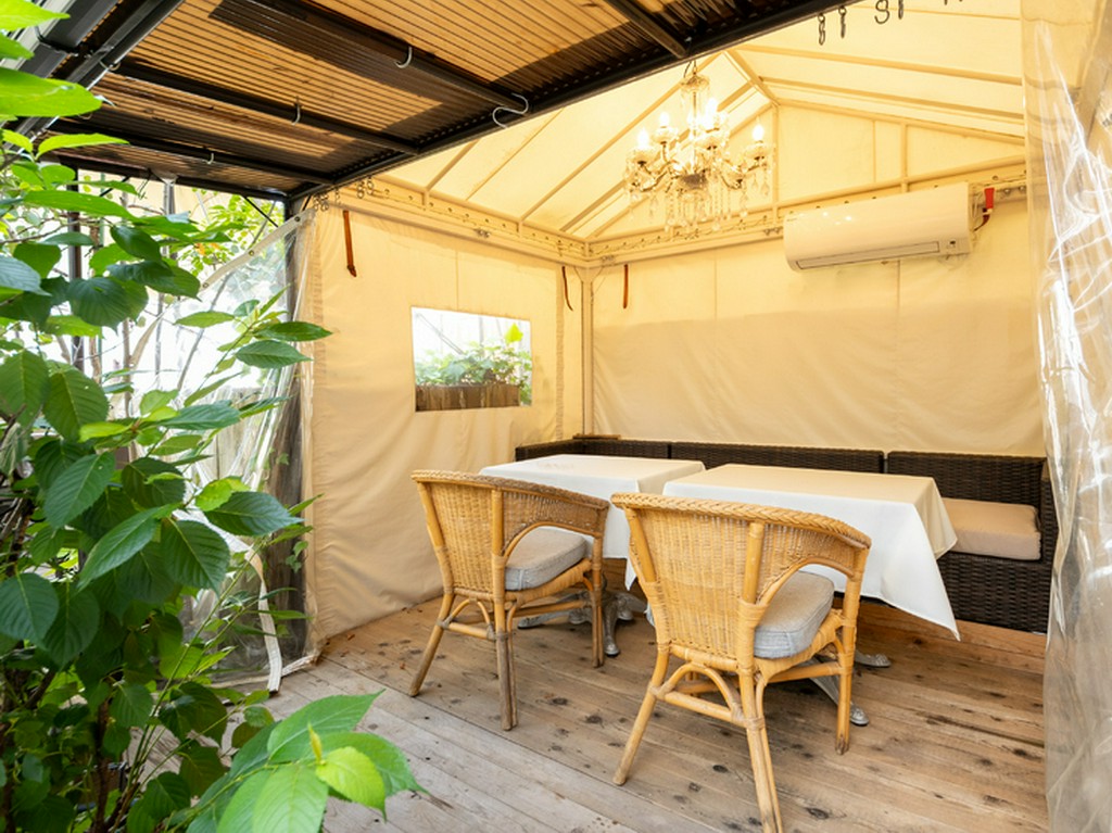 爽やかな風と共に広がる緑の景色に癒される、テラス席