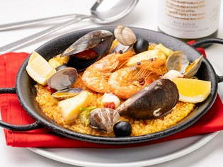 豊かな味わいと色彩が楽しめる『パエリア』