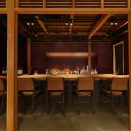 ゲストが食事中に使用する椅子やカウンターは、寄り添うような心地良さにこだわったそうです。㐂舌グループ発となるフルアテンド型のスタイルも魅力。併設のバーは穴蔵のような雰囲気でおこもり感が漂います。
