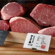 万葉牛、熟成松坂牛、熟成但馬牛、熟成宮崎牛を焼肉やステーキで味わえます。独自の熟成庫で厳選和牛をしっかりと熟成。カウンターの焼き師が絶妙なタイミングで、旨みをしっかりと高めて完成させます。