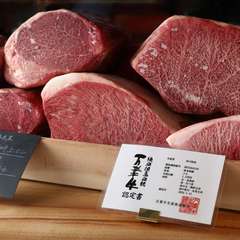 焼き上がる肉を待ち、ゆっくりと味わう贅沢な時間