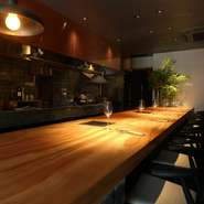 モダンで上質な店内には、人間国宝作の逸品が並ぶオシャレな空間です。ジャズが流れ、焼き師によるパフォーマンスを見ながら食事を楽しんで。食事後は余韻を感じつつ、バーで二人の距離を縮めてはいかがでしょう。