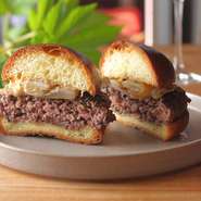 芦屋の食べログ100名店ハンバーガー部門に選出された【Gui'sBurger（ギーズバーガー）】とタッグを組み完成した熟成和牛のハンバーガー。『和牛チーズバーガー』『和牛クリスピーバーガー』などをオーダーできます。