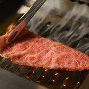 㐂舌独自の熟成庫でしっかりと熟成をかけた焼肉。
焼師がベストなカット、ベストな状態でご提供いたします。