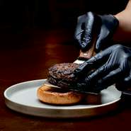 芦屋「Gui’s Burger ギーズバーガー」とタッグを組み、熟成和牛のハンバーガーをスタンバイ。素材の美味しさを最大限に引き出した唯一無二のハンバーガーをぜひ一度ご賞味くださいませ。