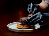 芦屋「Gui’s Burger ギーズバーガー」とタッグを組み、熟成和牛のハンバーガーをスタンバイ。素材の美味しさを最大限に引き出した唯一無二のハンバーガーをぜひ一度ご賞味くださいませ。