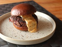 おすすめ　100g／1,600円、150g／2,200円、200g／2,700円　※ソフトドリンクとフレンチフライがつきます