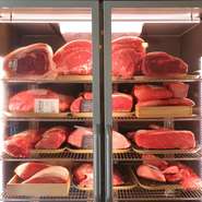 『交雑牛のステーキ』は【㐂舌】独自の目利きと熟成方法で素材の味を最大限に引き出したステーキ。熟成と交雑和牛を掛け合わせることで【㐂舌】ならではの味わいを堪能できるステーキとなっています。