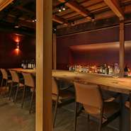 個室ではなく臨場感高まるのがカウンター席の醍醐味です。調理方法や食材の説明を直接行うことができ、ゲストはもちろんのこと、料理人自らがわくわくするような素敵なひと時を演出します。