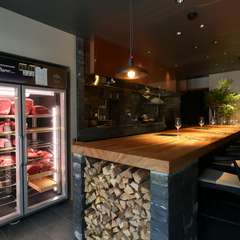 ゲストが存分に肉の魅力を堪能できるシックでオシャレな空間