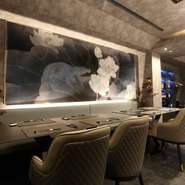 料理のおいしさはもちろん、鉄板焼店ならではの目と耳で食事を楽しむエンターテイメント性が会話のきっかけにもなります。高級感漂う店内と、細やかなサービスがビジネスシーンにオススメです。