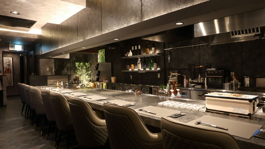 おいしい料理と共に二人の会話が弾む鉄板焼店でのデート