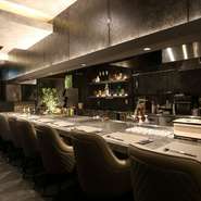 鉄板焼ならではのライブ感溢れる調理パフォーマンスを間近で楽しむことができます。料理人がさまざまな食材を巧みに焼き上げていく姿は、二人の会話のきっかけになるでしょう。