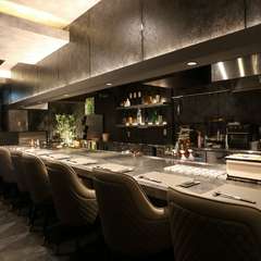 おいしい料理と共に二人の会話が弾む鉄板焼店でのデート