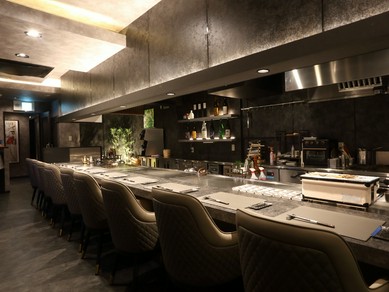 おいしい料理と共に二人の会話が弾む鉄板焼店でのデート