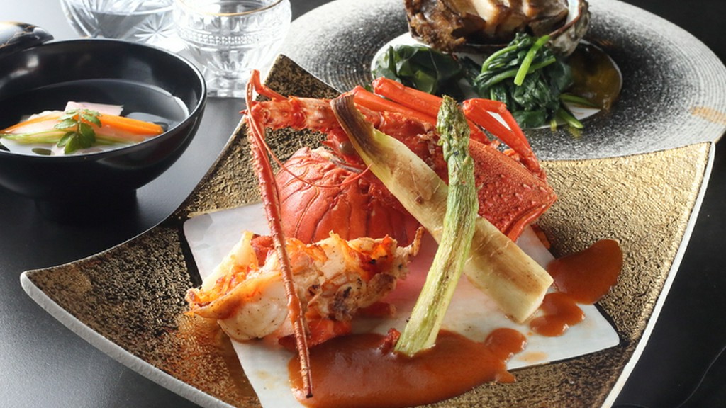 伊勢海老や鮑の鉄板焼も用意され、贅沢なひとときを彩る