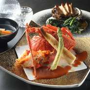 鮑の濃厚な旨みと伊勢海老の繊細な甘みが、記念日を豊かに表現。今日という日にふさわしい高級食材を使った料理を味わいながら、これまでの幸せな思い出を振り返りつつ、未来への希望を語り合いませんか？