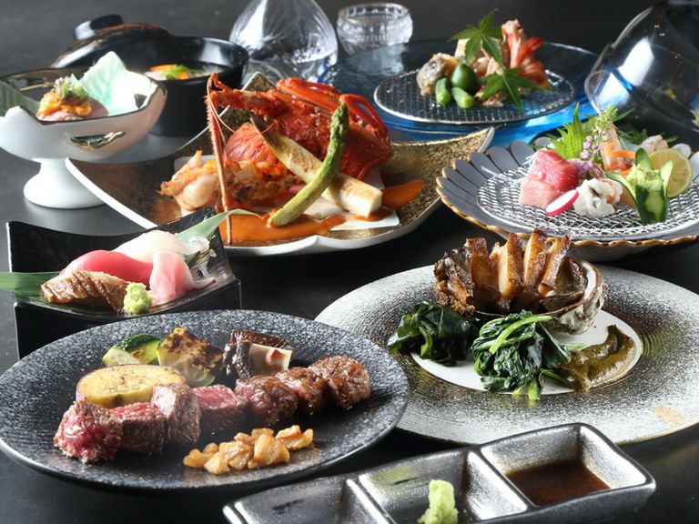 厳選された新鮮な食材を使用した豪華な料理が特長