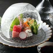 透明な氷の中には、新鮮な魚介類が色鮮やかに並びます。一つ一つを丁寧に扱い、一口ごとにその鮮度さと旨みを満喫。氷のドームは魚介を冷たく保つだけでなく、視覚的にも楽しませてくれます。