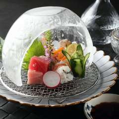 氷のドームの中に美しく盛り付け、芸術作品のような『お造り盛合せ』