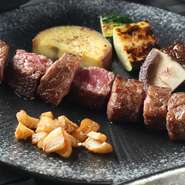 黒毛和牛と神戸牛を提供しています。丹波篠山から直送される神戸牛は、経験豊富な料理人が丁寧に調理。わさびや炭塩、自家製ソースでいただきます。コクがありながらも、まろやかな味わいを堪能。