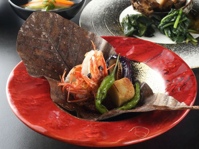 朴葉味噌を絡めた食材の味や香りに、風情を感じられる『朴葉焼き』
