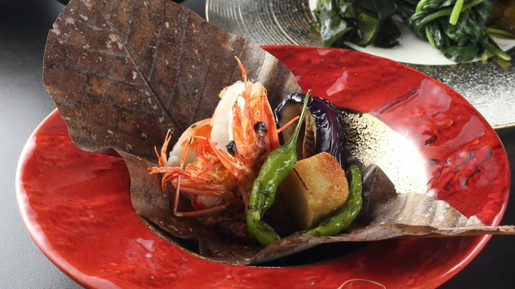 朴葉味噌を絡めた食材の味や香りに、風情を感じられる『朴葉焼き』