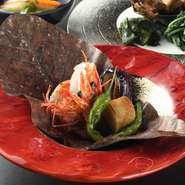 鉄板の上の朴葉に乗せ、温められた味噌の香りが広がります。特大の有頭海老と旬野菜は、鉄板で焼いてから朴葉の上に。味噌の香りと食材の香ばしさが絶妙に絡み合い、食欲をそそられます。